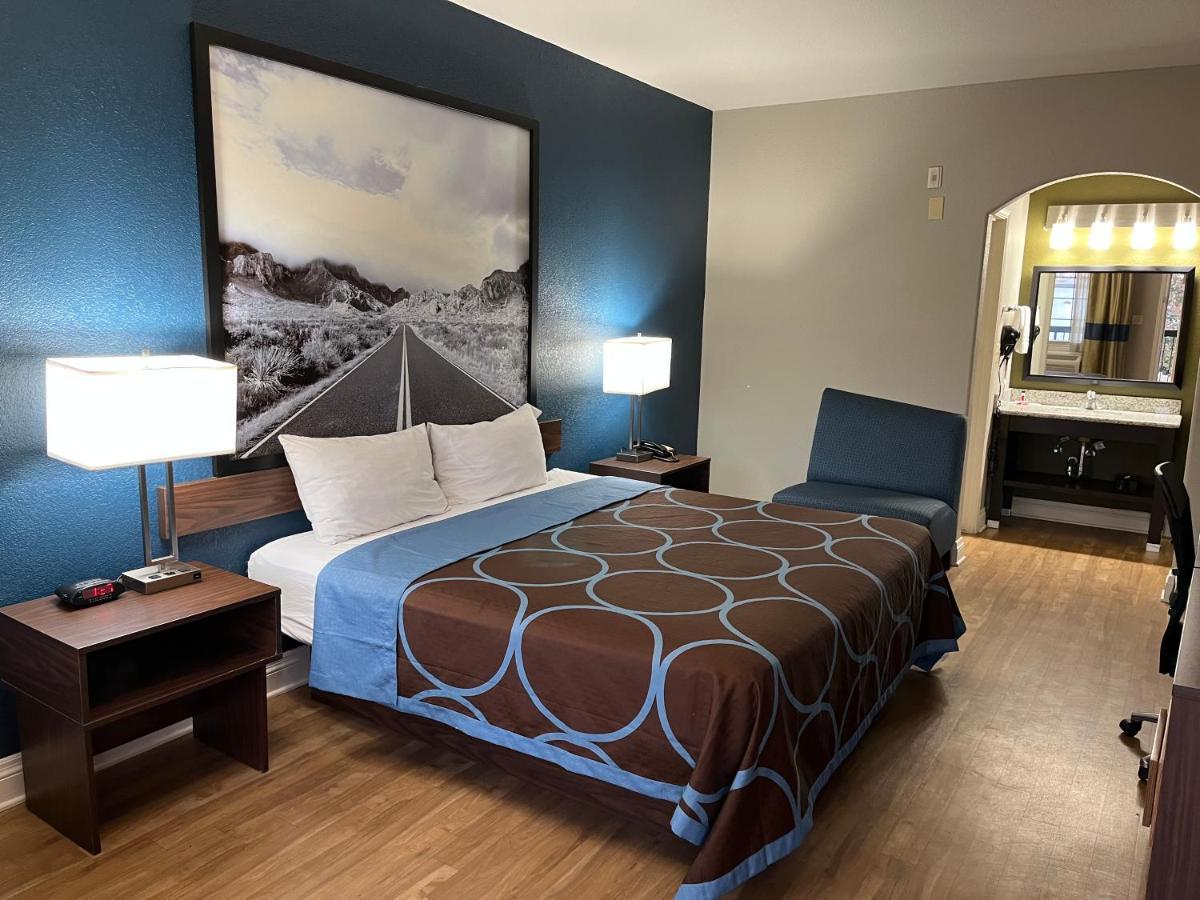 Super 8 By Wyndham San Antonio Near Fort Sam Houston Exteriör bild