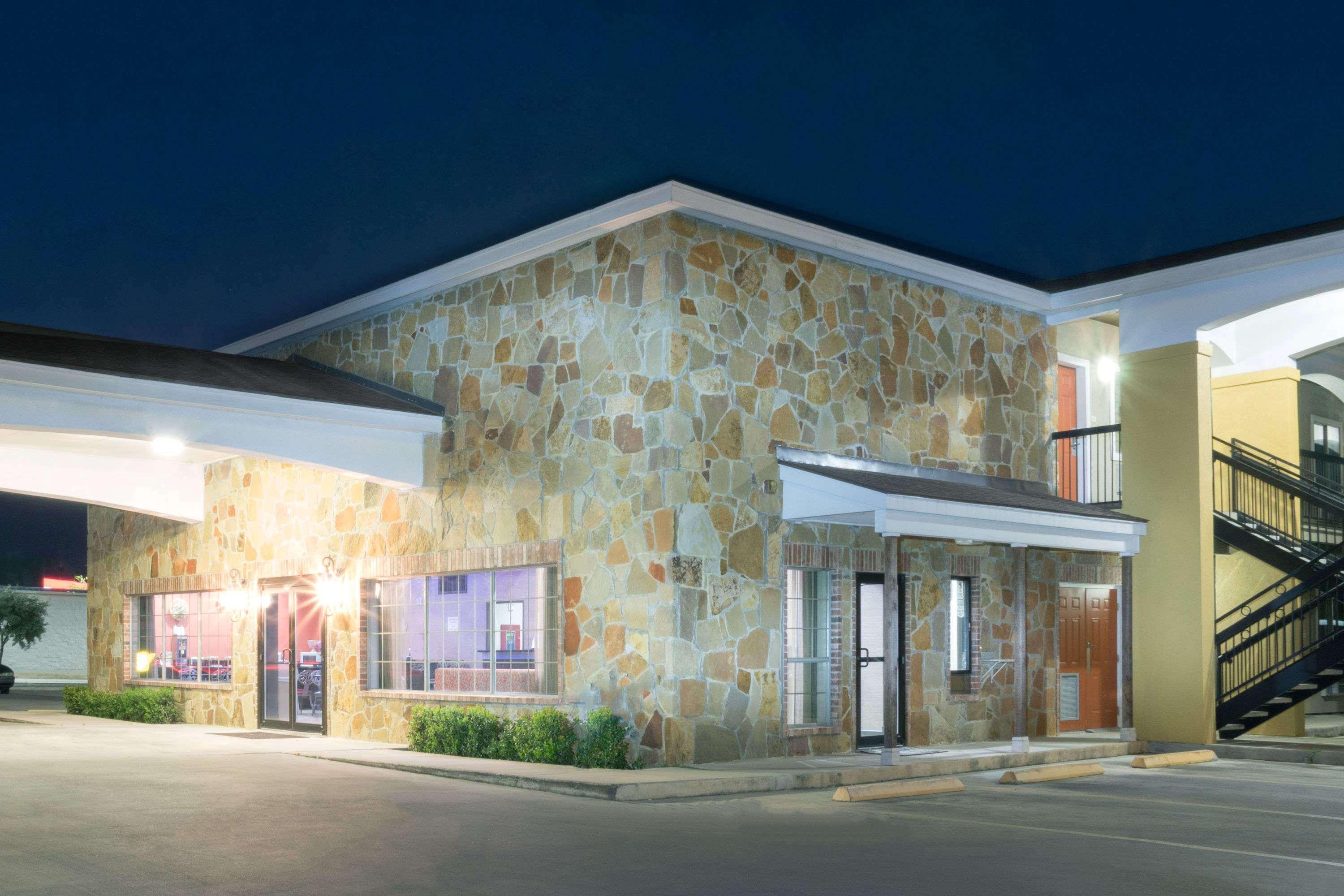 Super 8 By Wyndham San Antonio Near Fort Sam Houston Exteriör bild