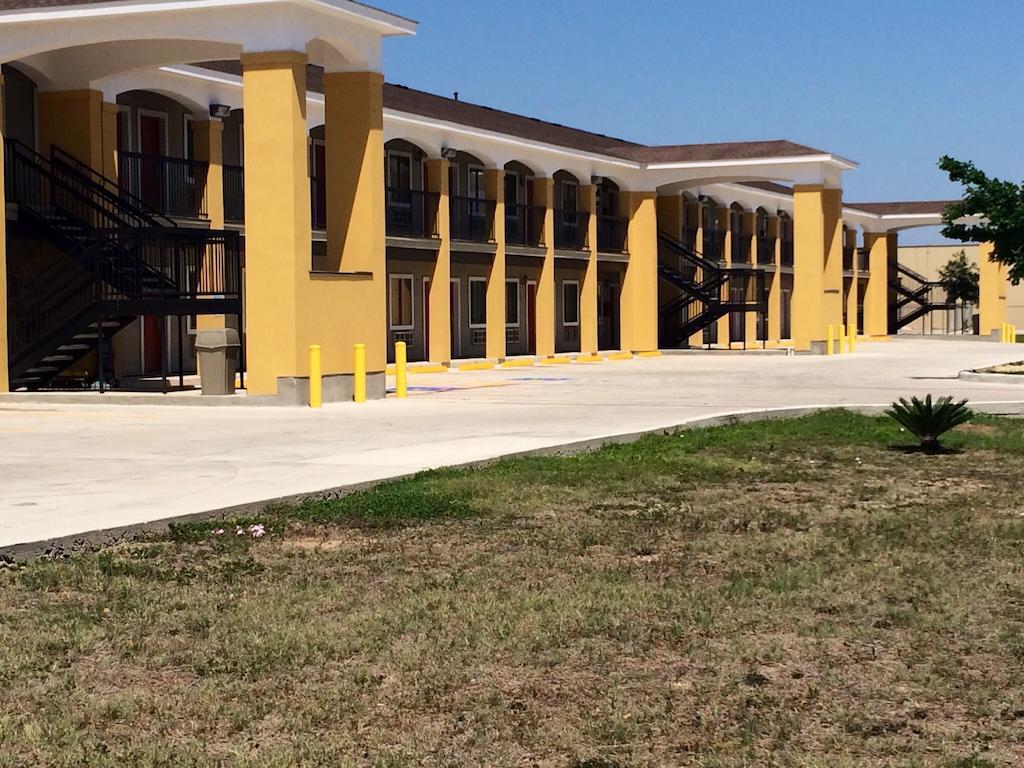 Super 8 By Wyndham San Antonio Near Fort Sam Houston Exteriör bild